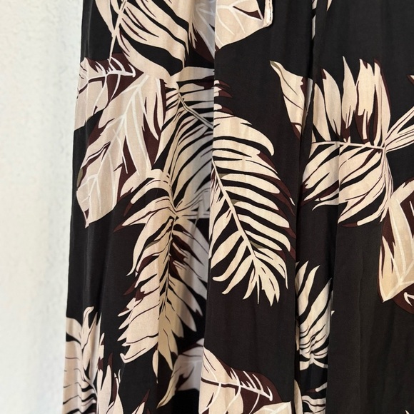 Elegant Black and Cream Leaf Print Skort - Picture 2 of 6